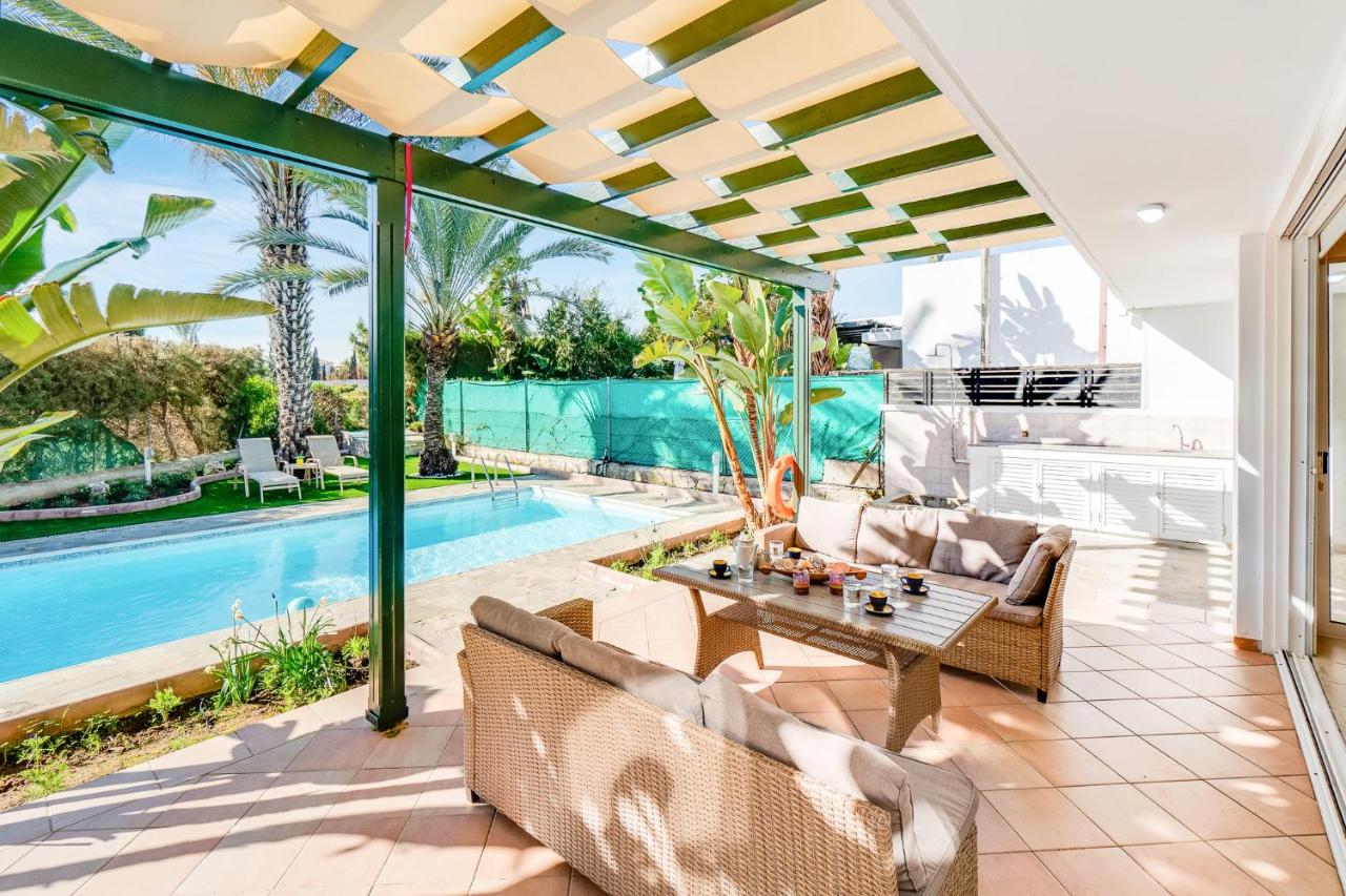 Villa Poseidon Gardens by Ezoria Villas - B&B