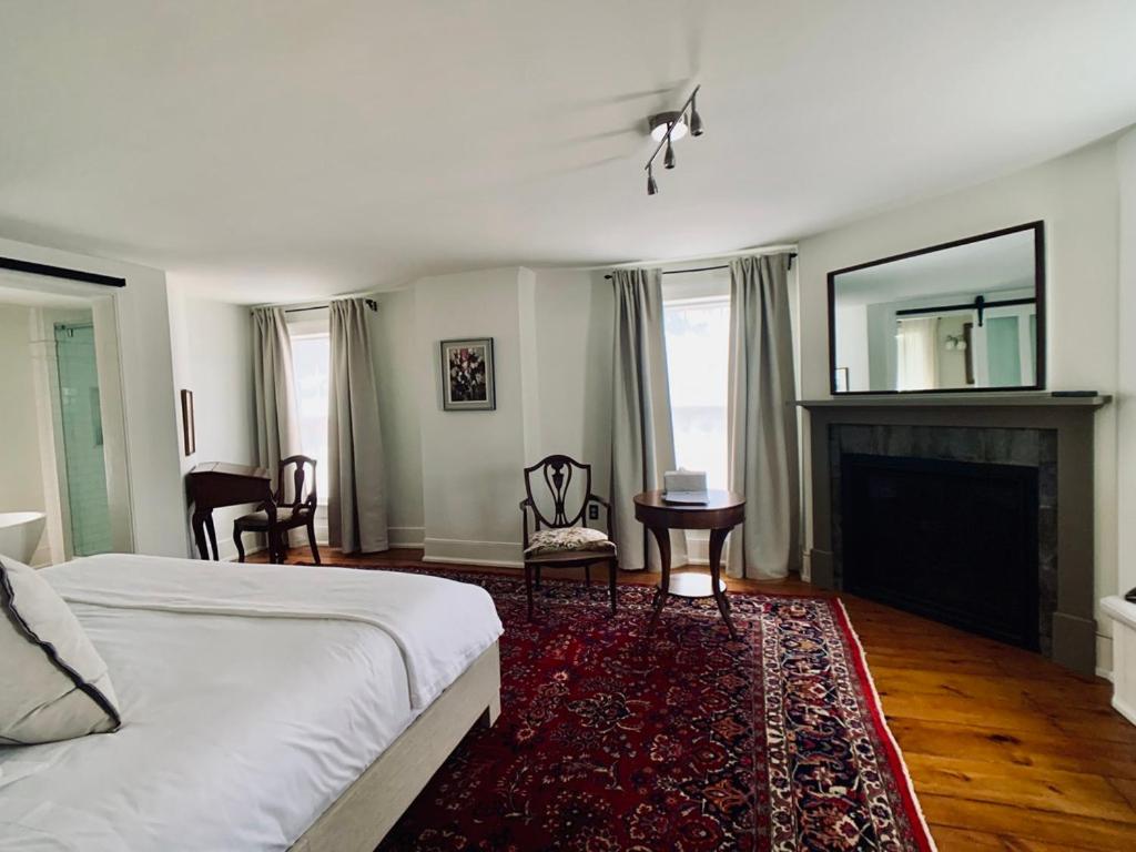 Premium Room, 1 King, Fireplace