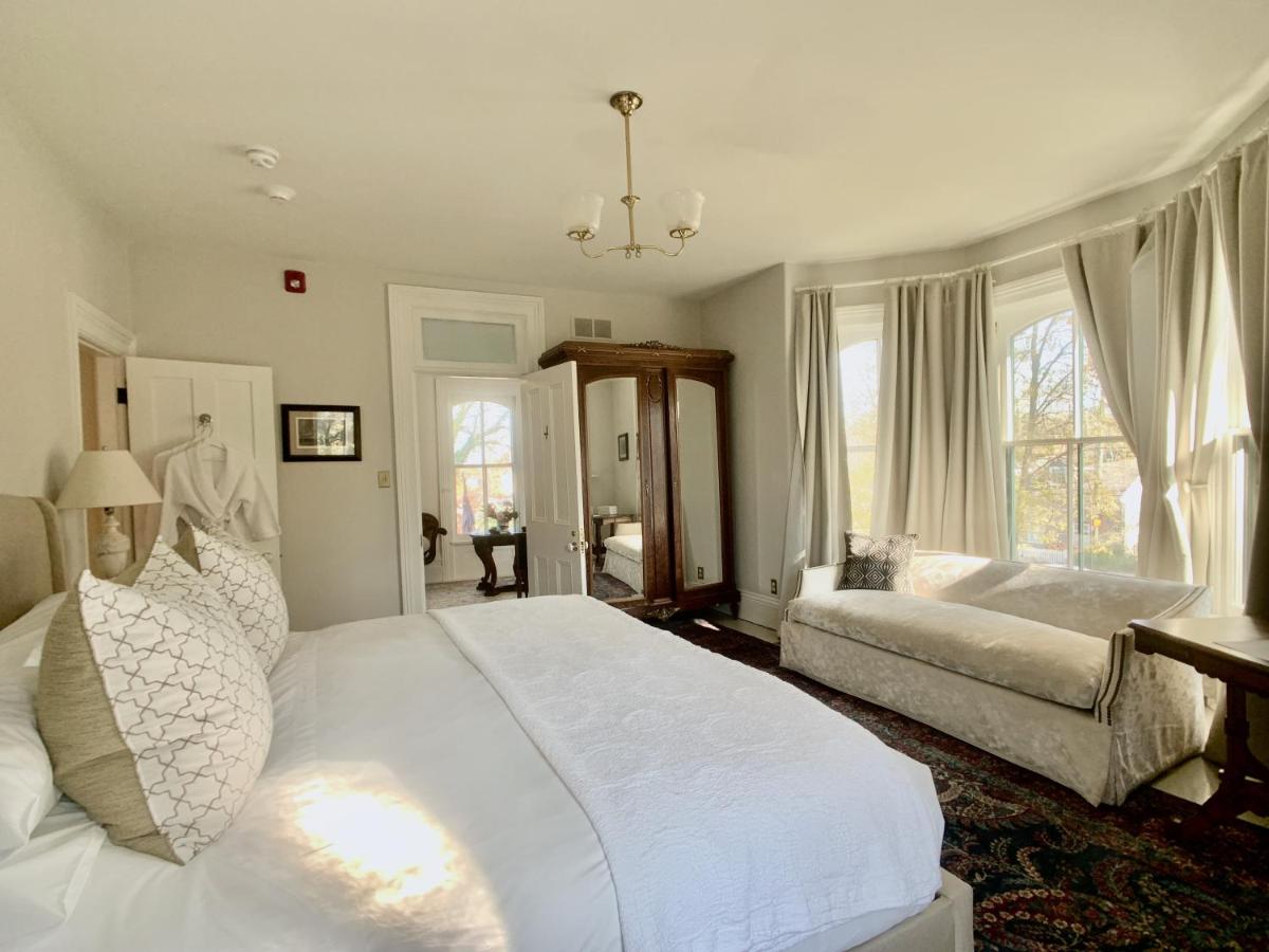 Classic Room, 1 King, Fireplace