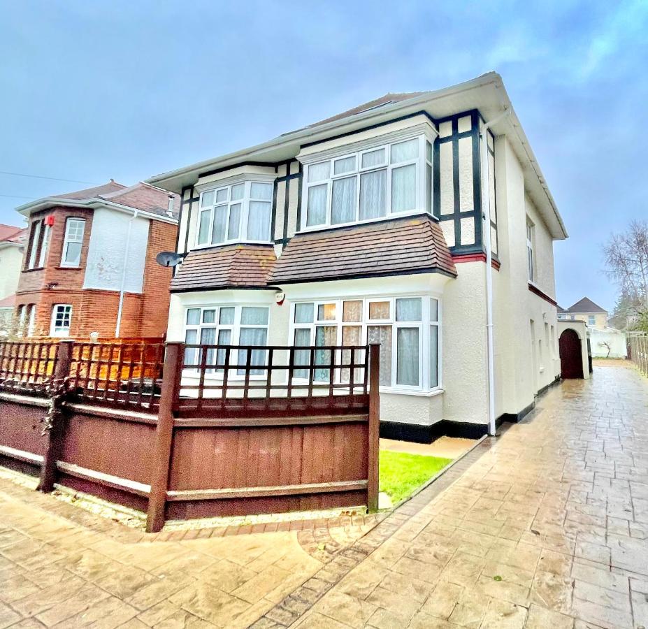 Spacious Four Bed Home with Parking - Bournemouth - B&B Bournemouth