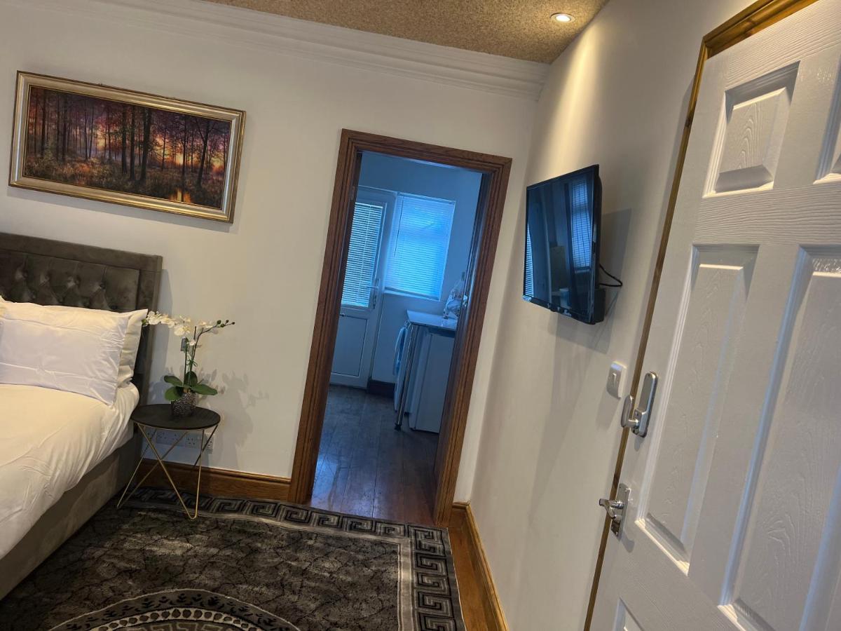TJ Homes - Luxury Studio Suite with Garden View - Next to tube station London - Chambres d’hôtes Ruislip