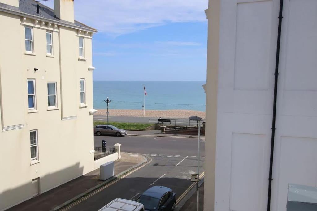 Modern Apartment for Contractors & Small Groups by Stones Throw Apartments - Free Parking - Sea View - B&B Worthing
