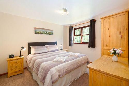 B&B Kingsnorth - ASH 2 Bedroom Lodge - Bed and Breakfast Kingsnorth