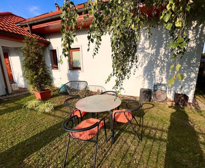 Apartmán se zahradou 20 minut do centra Prahy - B&B