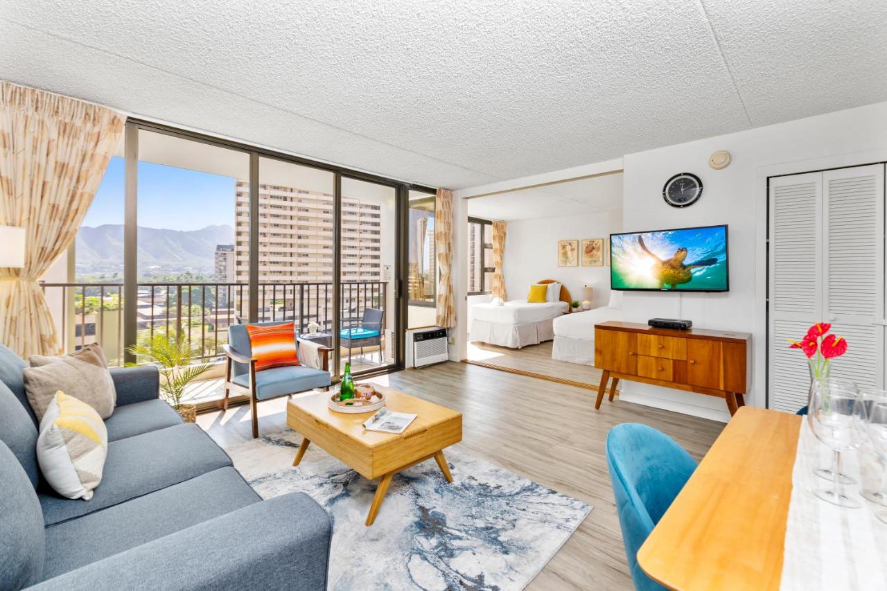 B&B Honolulu - Charming Condo Steps from Waikiki Beach with Parking! - Bed and Breakfast Honolulu