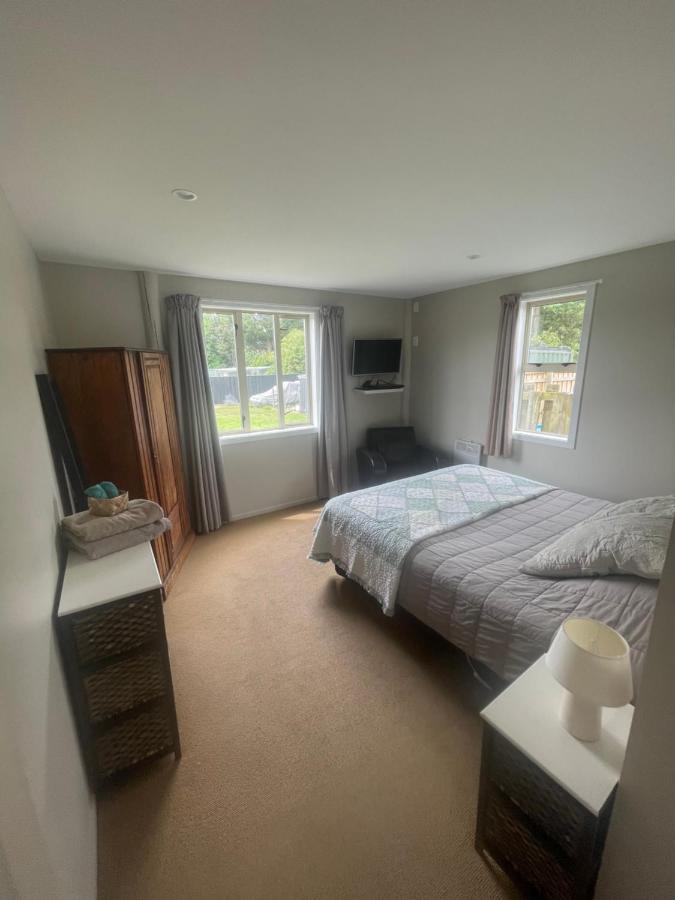 Habitación con cama grande e instalaciones compartidas