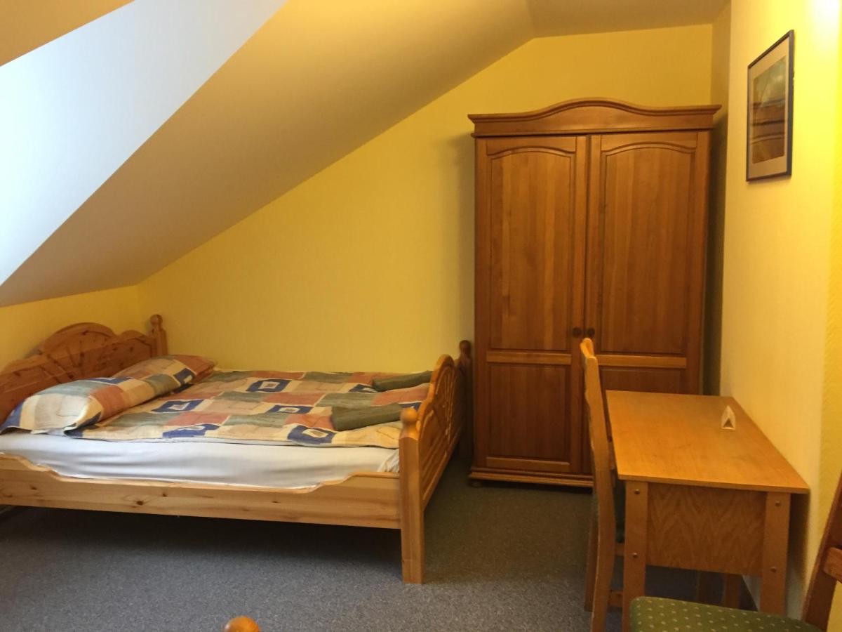 Dreibettzimmer mit Gemeinschaftsbad