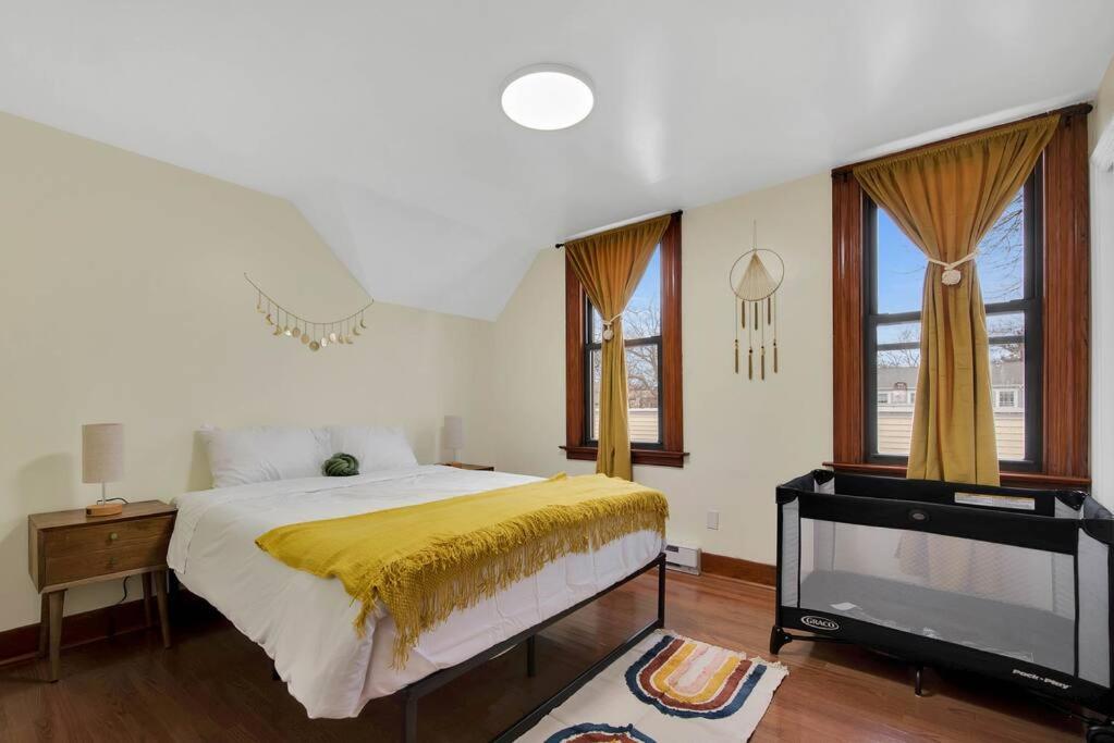 Golden Gem in Heart of East Rock Quiet 3BR Near DT and Yale - Chambres d'hôtes New Haven