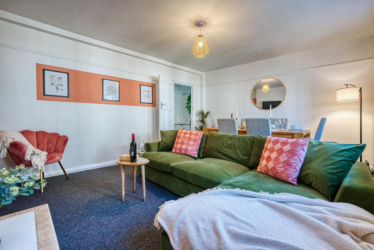 B&B Cirencester - Brewery Loft - 3 Bedroom Bright Spacious apartment in the centre of town, Wifi, Netflix - Bed and Breakfast Cirencester