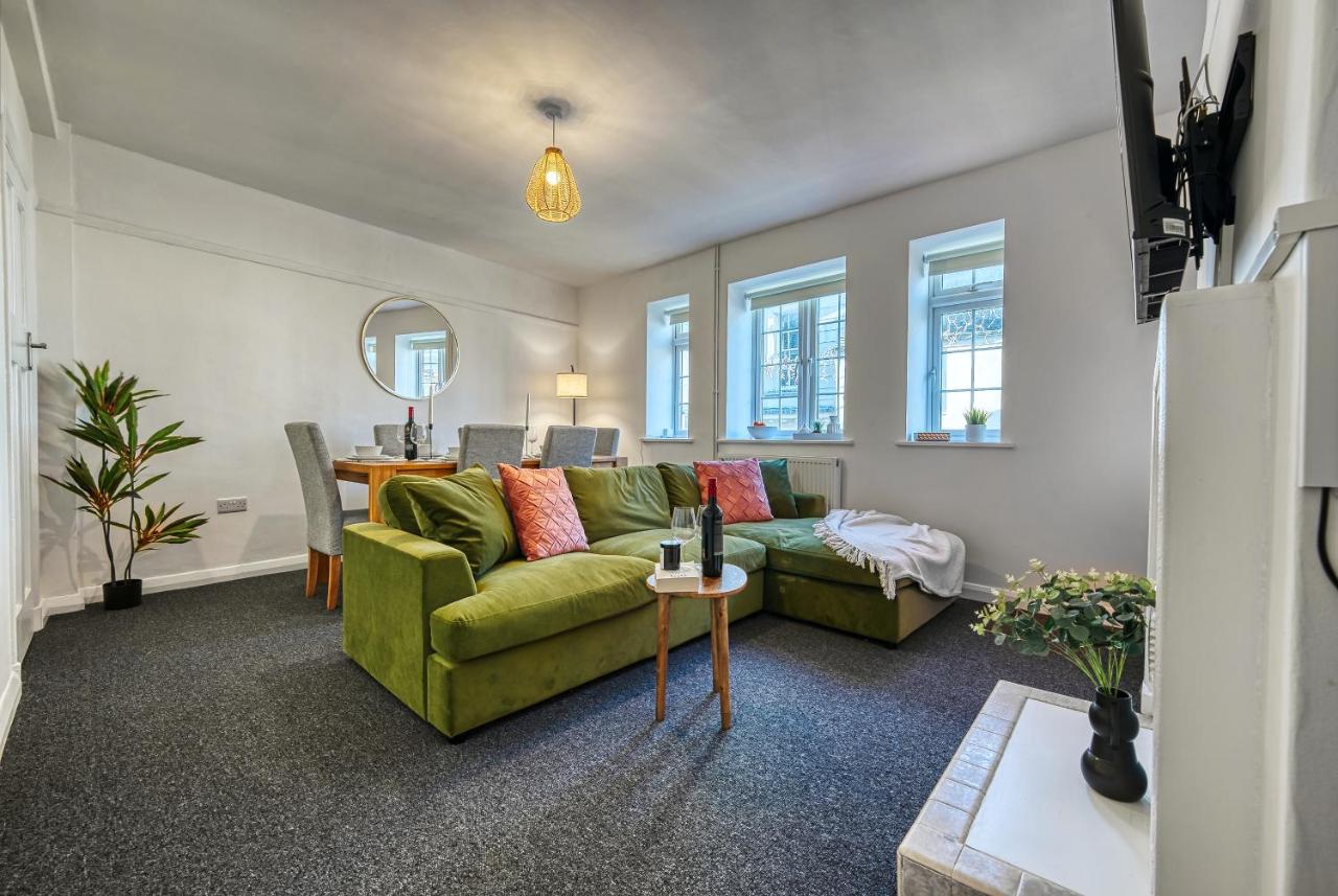 Brewery Loft - 3 Bedroom Bright Spacious apartment in the centre of town, Wifi, Netflix - Bed and Breakfast Cirencester