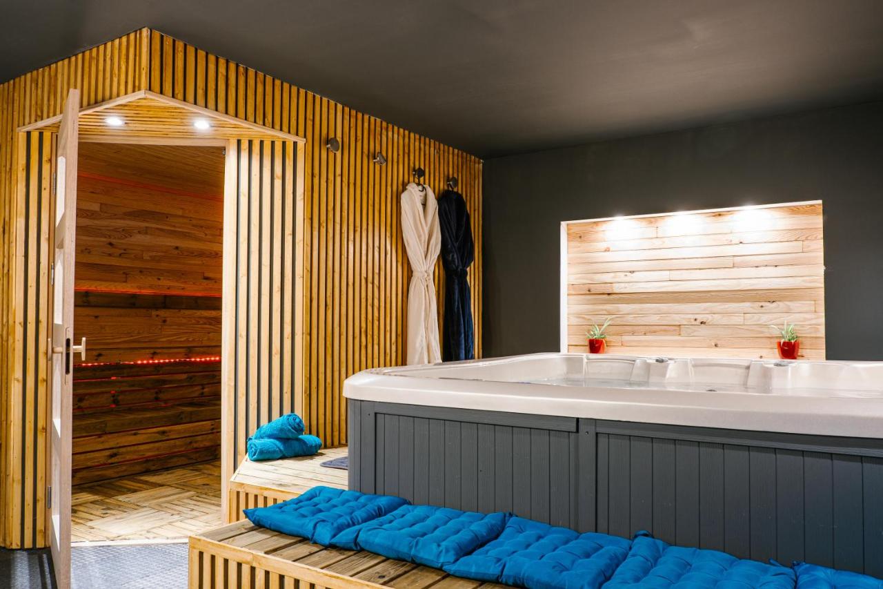 B&B Montauban - L'alcôve du 510 - Spa - chambre romantique - sauna - salle de jeux - Bed and Breakfast Montauban