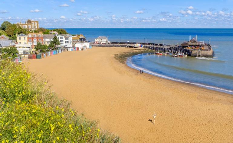 Pickwick's Place in Broadstairs - Exclusive unmissable deals! Book now before it's too late! - Chambres d'hôtes Broadstairs