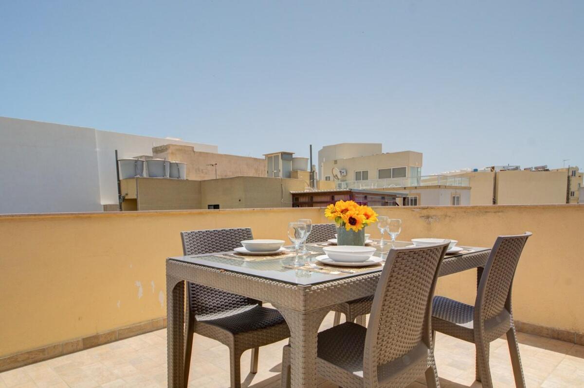 Azure Haven - Gzira Apartments and Penthouse By ShortLetsMalta - Chambres d’hôtes Il-Gżira
