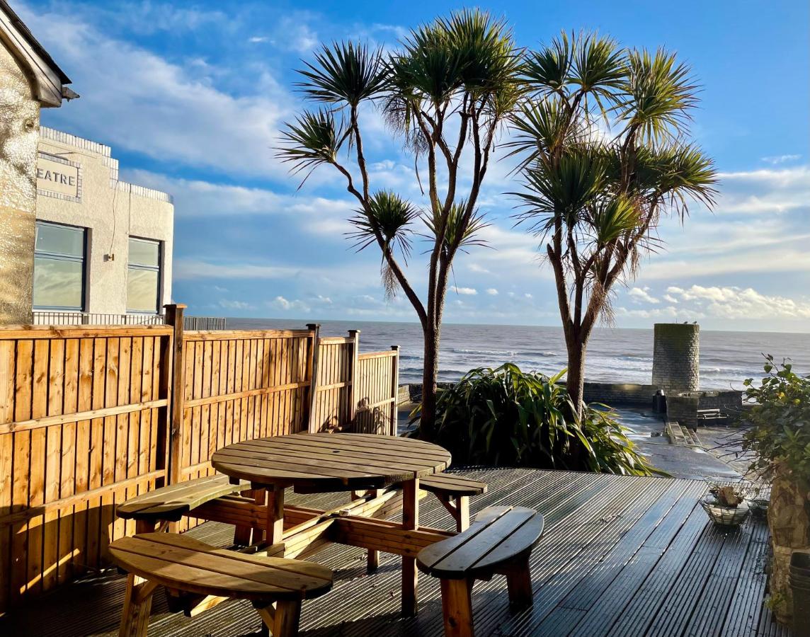 One Long Entry with Terrace Bay View - B&B