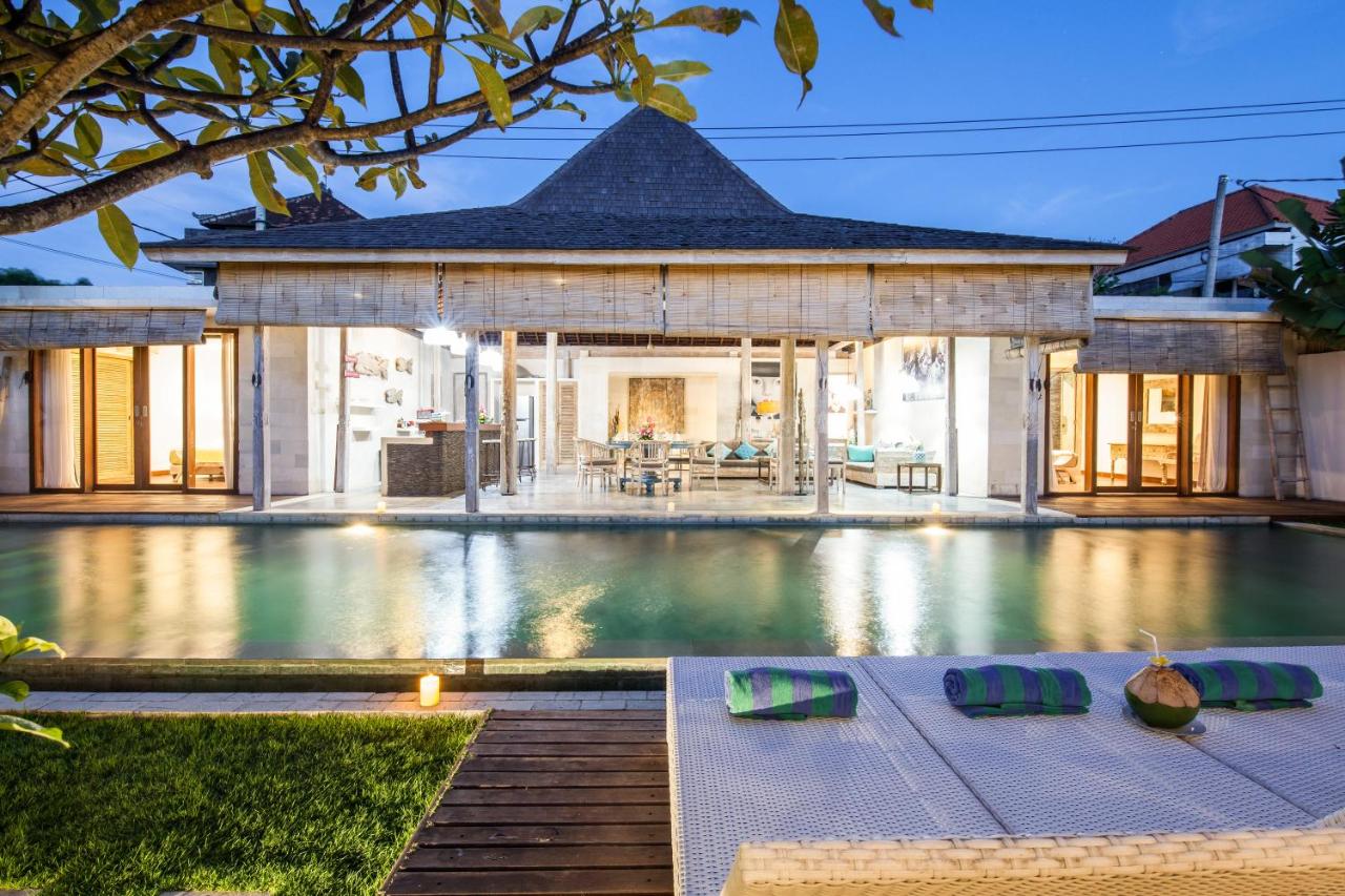 Lovely Canggu 4BR Private Pool Villa with Sundeck! 10mins Ride to Beach - B&B
