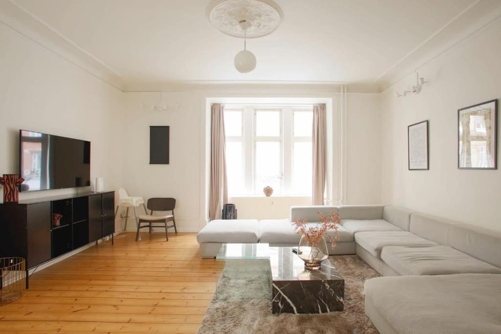 B&B Copenhagen - Large & Bright 3BR Flat w Whirlpool Near Metro - Bed and Breakfast Copenhagen