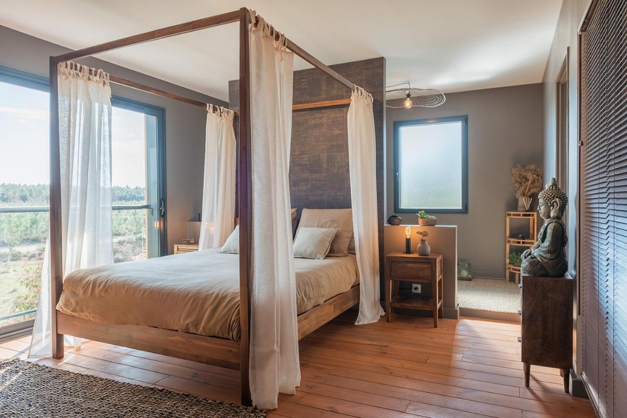 Habitación con cama extragrande y vistas al jardín 