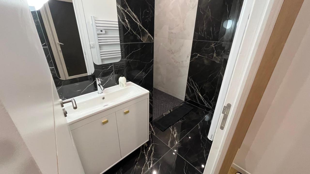 Deluxe Room (2 Adults + 1 Child)