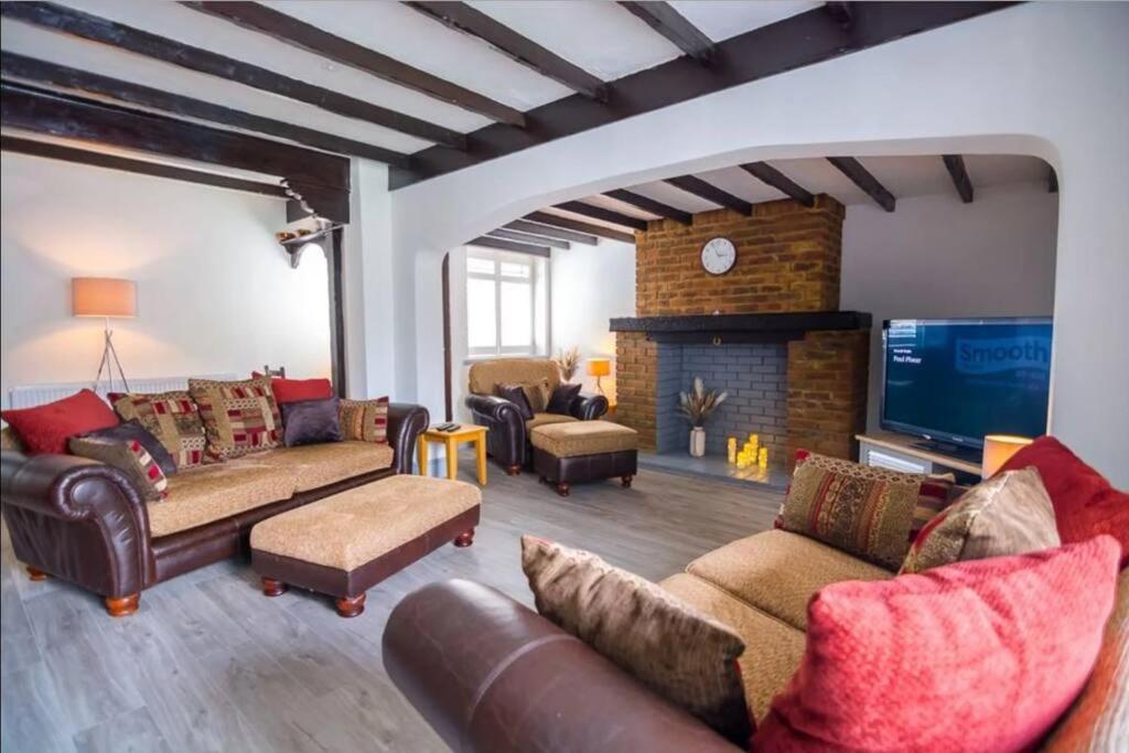 B&B Staines-upon-Thames - A Bright and Spacious Gem-Newly renovated house - Bed and Breakfast Staines-upon-Thames