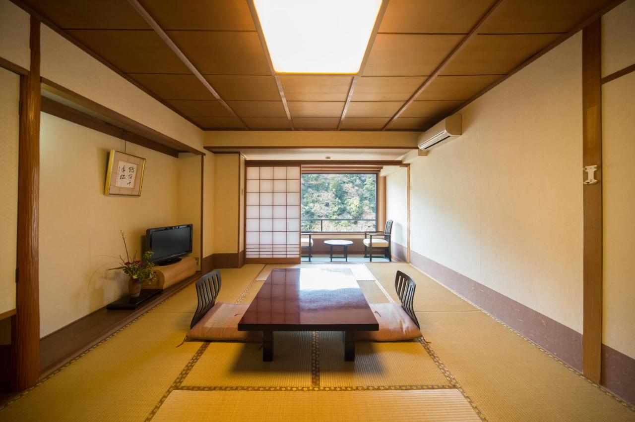 Japanese-Style Twin Room with Mountain View