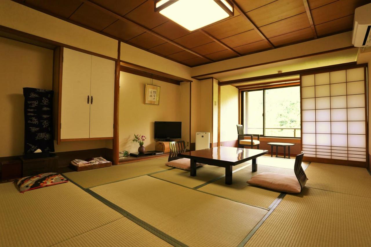 Japanese-Style Quadruple Room with Mountain View