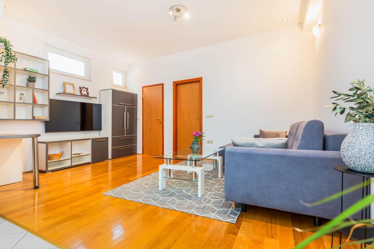 Beachfront apartment - B&B Jesenice