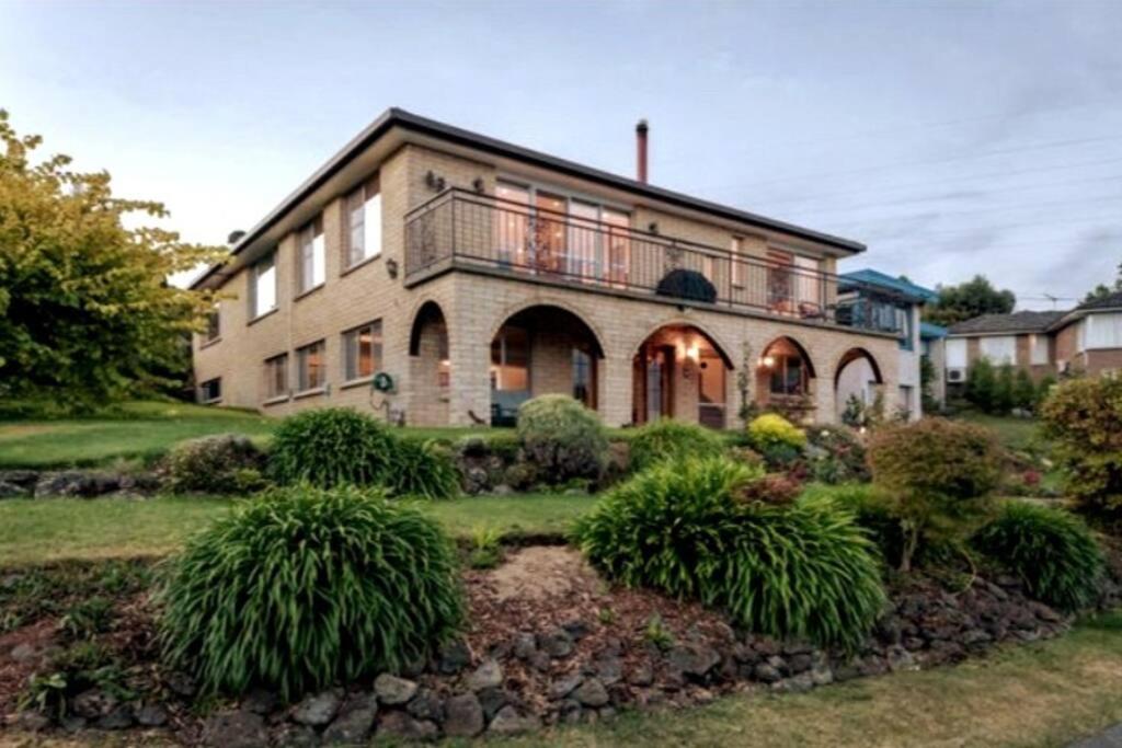 Spacious Apartment with the view of Mt. Wellington - B&B