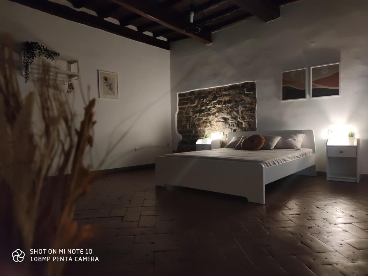 Kamer met Queensize Bed en Gedeelde Badkamer