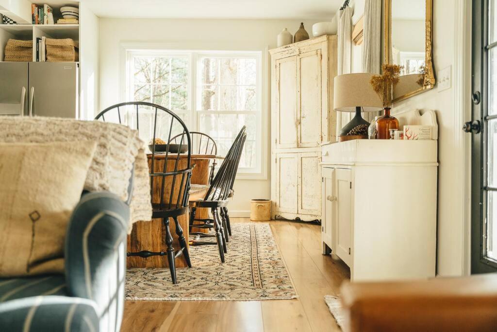 Cozy Cottage, Hot Tub, Fire Pit, 15min to Hudson and hiking - B&B Catskill