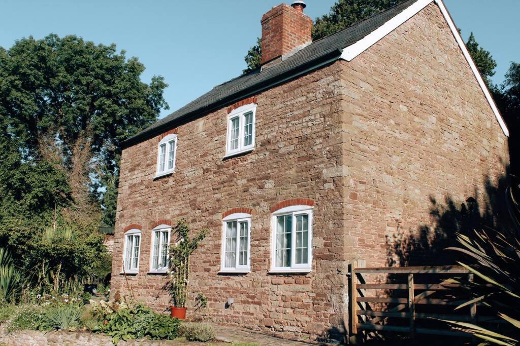 B&B Hereford - Pump Cottage - Cosy Herefordshire Cottage - Bed and Breakfast Hereford