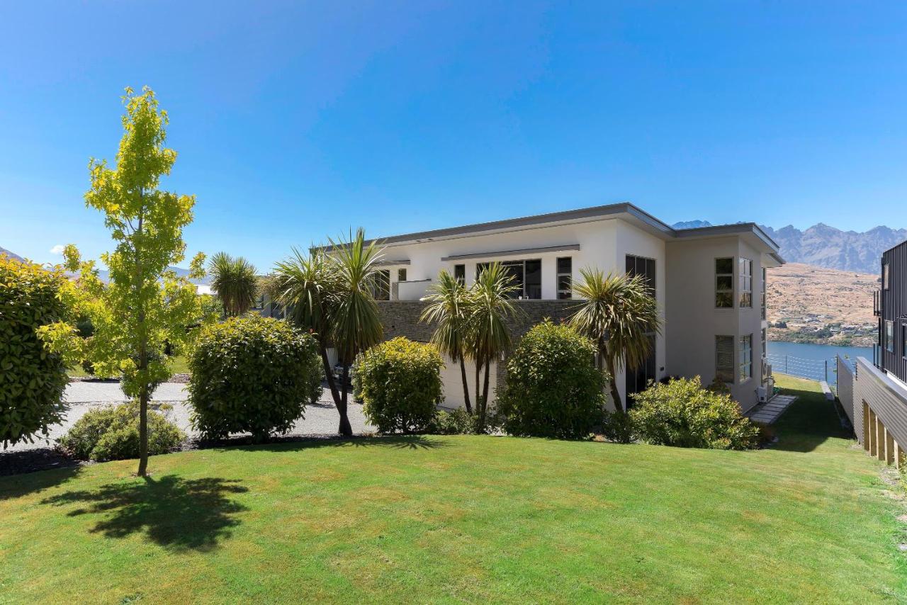Remarkable Lake View Modern Executive Home - Chambres d’hôtes