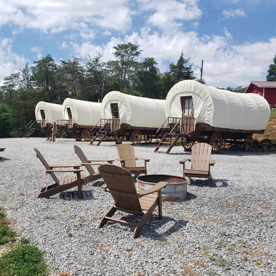 Smoky Hollow Outdoor Resort Covered Wagon - B&B