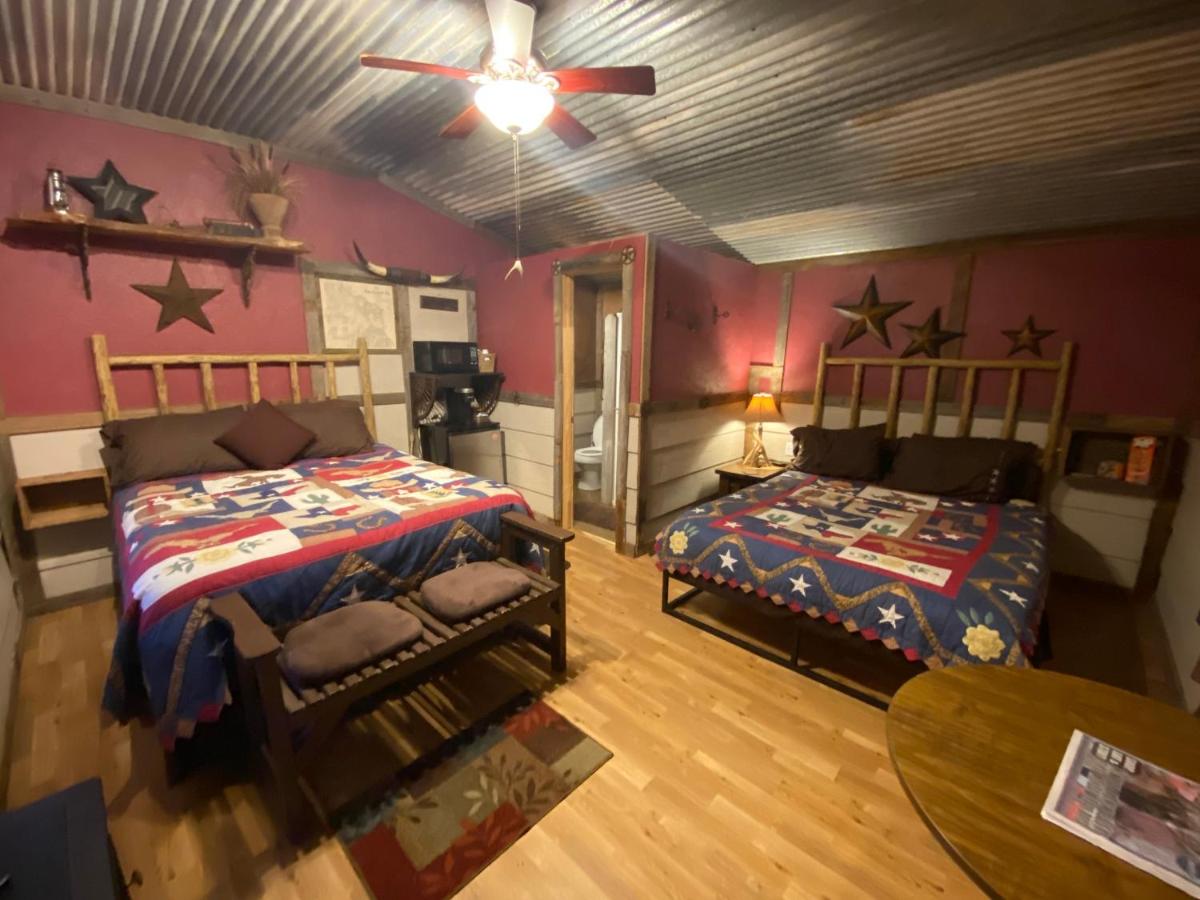 B&B Canton - Acorn Hideaways Canton Cozy Frontier Suite 1890s Cattle & Land Decor - Bed and Breakfast Canton