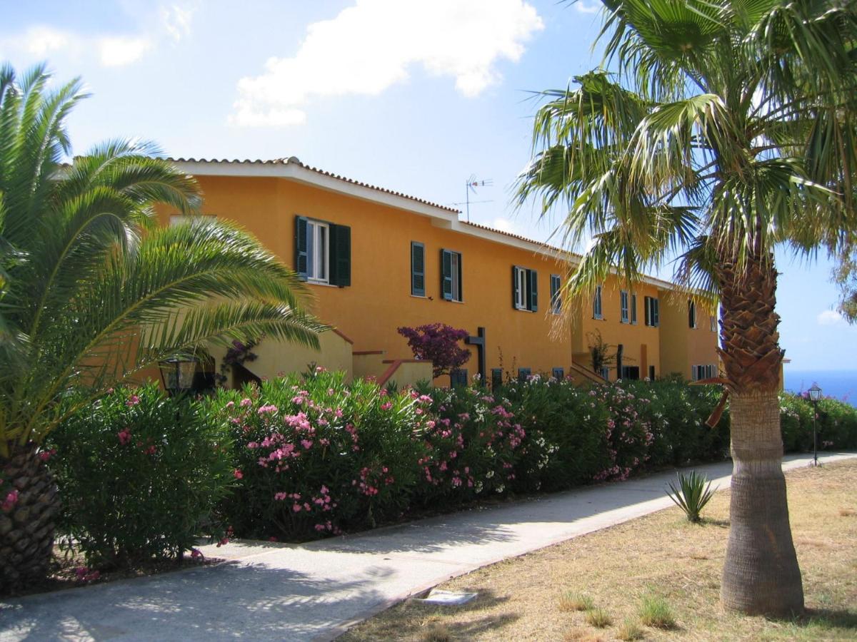 Casa Marzy- Charming Tropea Studio with Pool, Sea & Volcano Views - B&B Tropea
