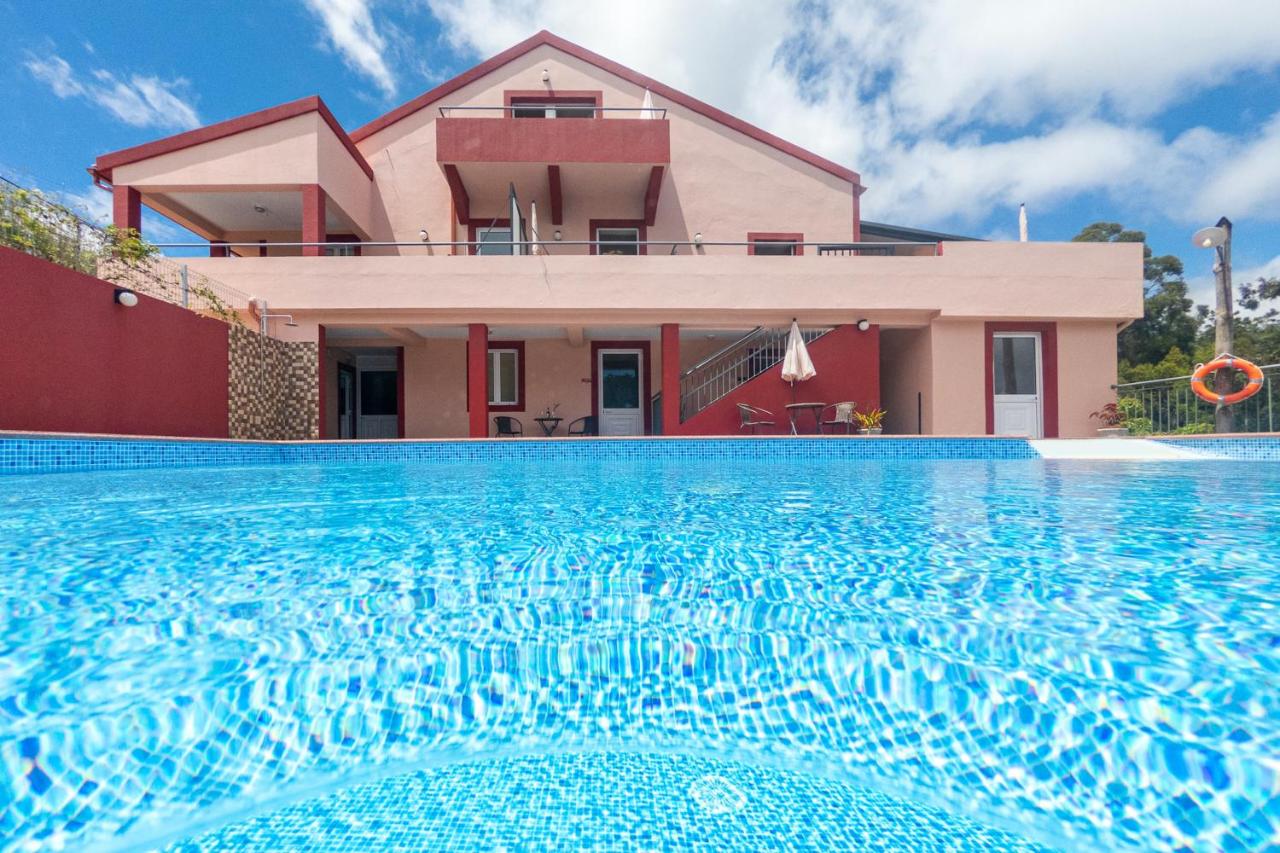 Spacious House with Pool in Prazeres - Bed and Breakfast Prazeres