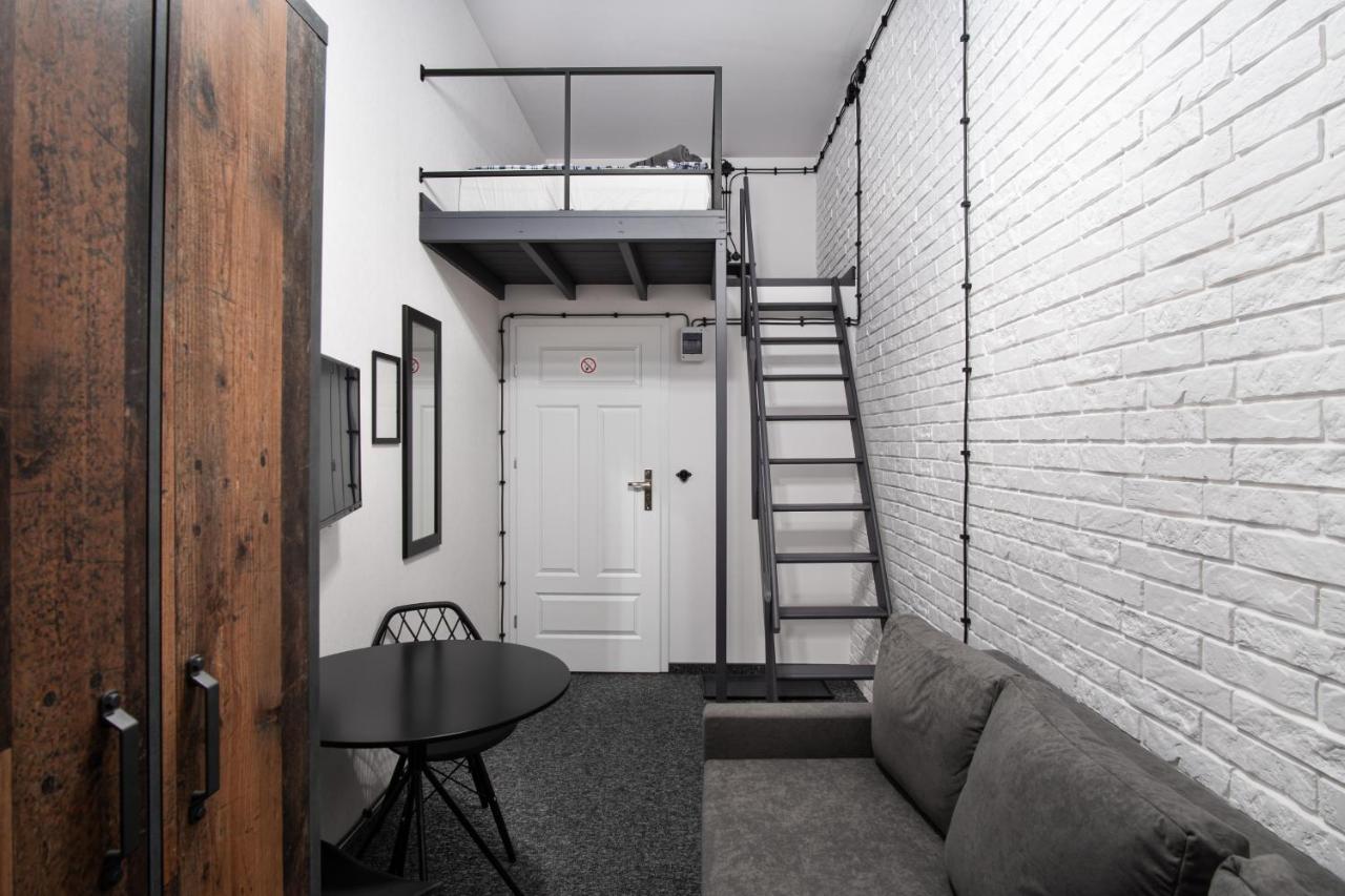 Camera Matrimoniale con Bagno in Comune 