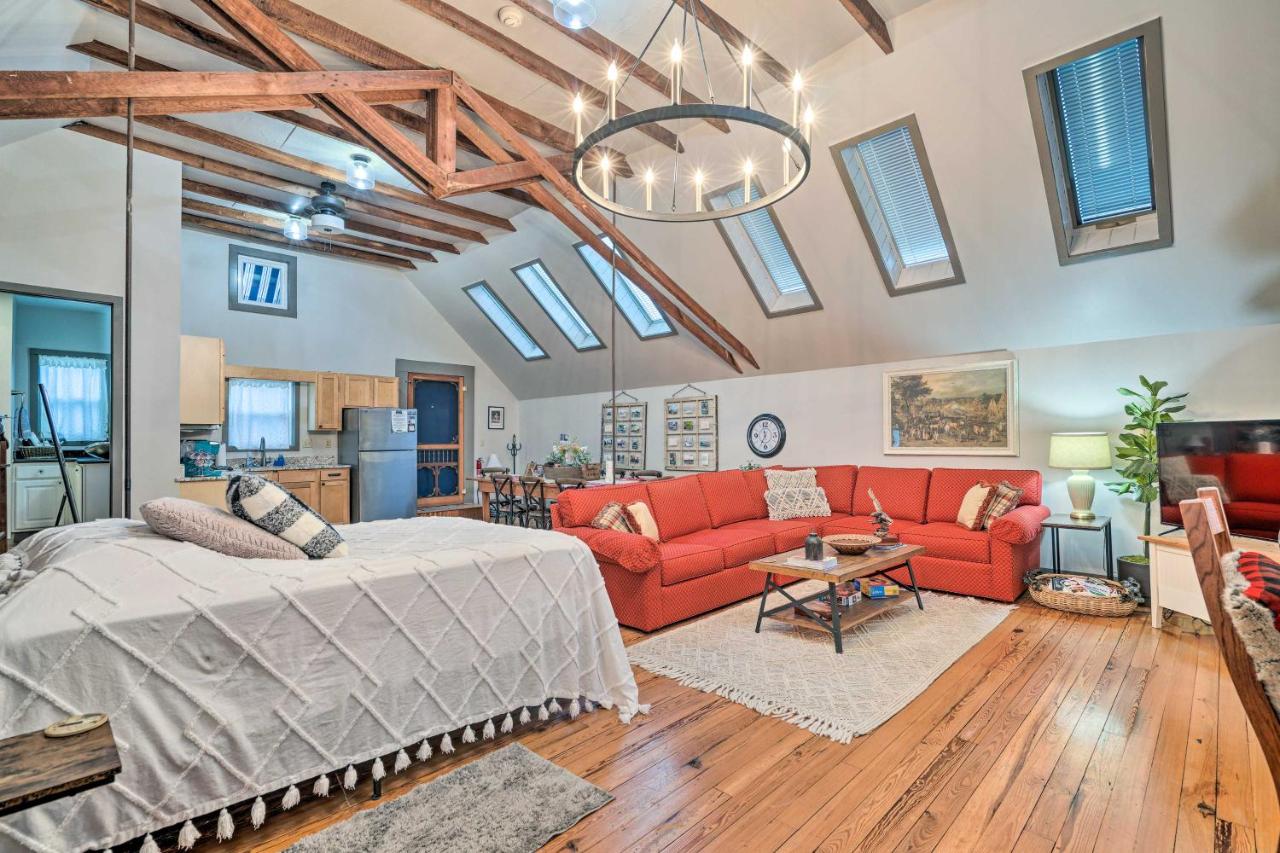Pet-Friendly Loft Vacation Rental with Fire Pit! - Bed and Breakfast