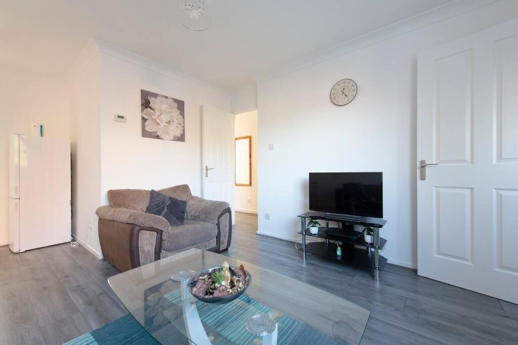 Lovely 1 bedroom maisonette close to Airport, Town and Train Station - Bed and Breakfast