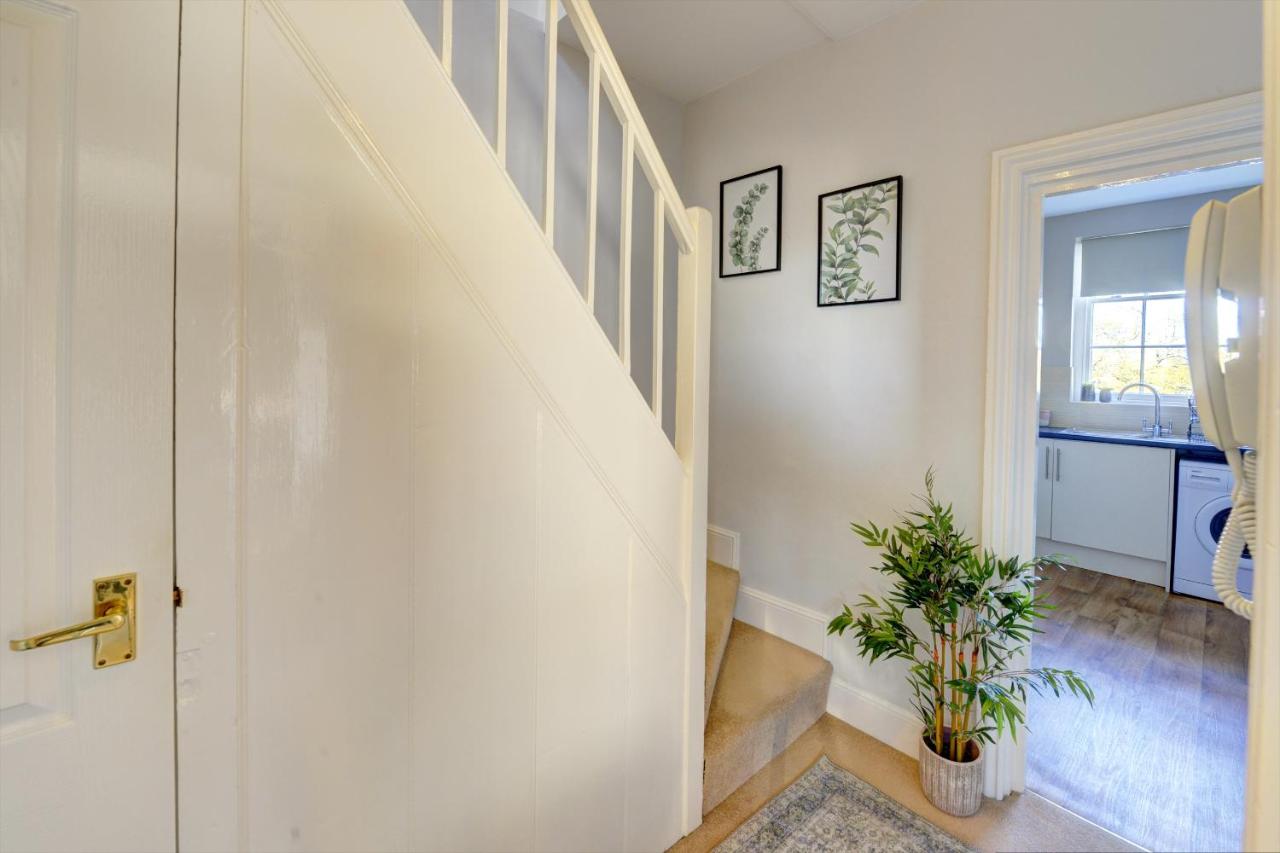 Regency Nest by Spa Town Property - Stylish 3 Bedroom Apartment on 2 Floors, Central Leamington Spa - Chambres d'hôtes Royal Leamington Spa