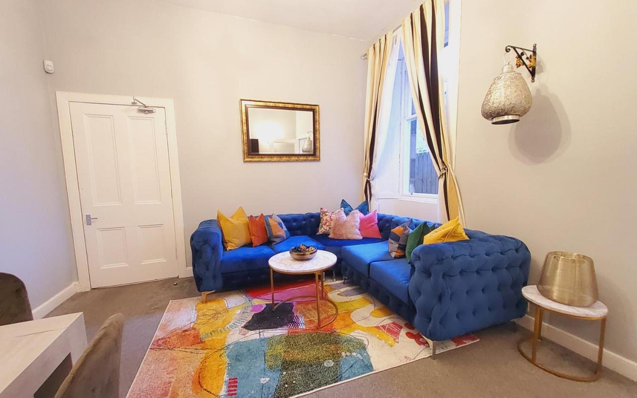 Lovely 4 bedroom Apt with 7 beds and Free Parking - Bed and Breakfast Edinburgh