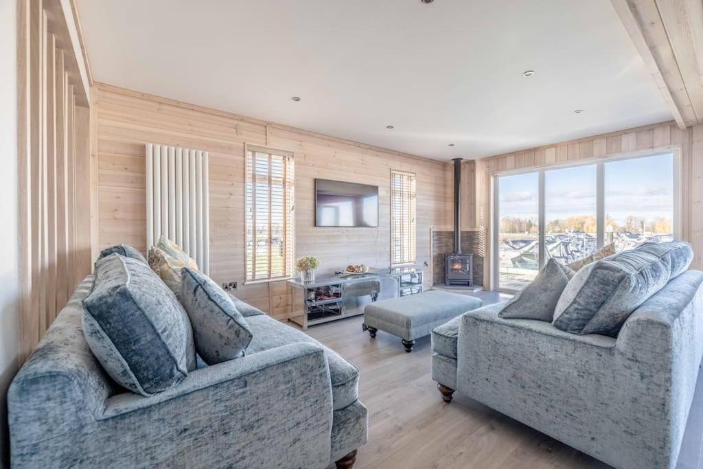Stylish Lodge At Windsor Racecourse Marina - Ferienwohnung