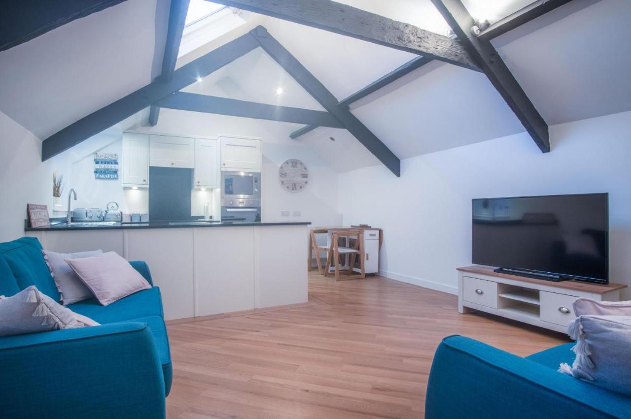 The Penthouse At The Mews - 2 Bedroom Apartment - Tenby - B&B