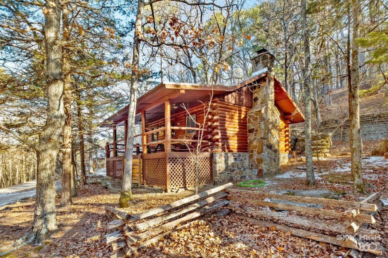 Whitetail One-Bedroom Cottage with Spa Bath – Forest View