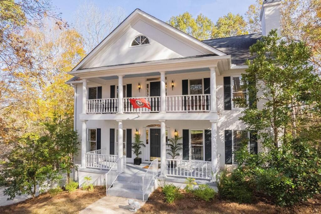 Large Luxury House, 4 King Beds & 21 Total, Hot Tub, Theater, Fireplace, Game Room, Ping-pong, Pool Table, Air Hockey, Arcade, River, Big Kitchen, Nice Porch, Quiet, Good for Families and Large Groups, Near UGA Golf Course, Close to UGA & Stanford Stadium - B&B