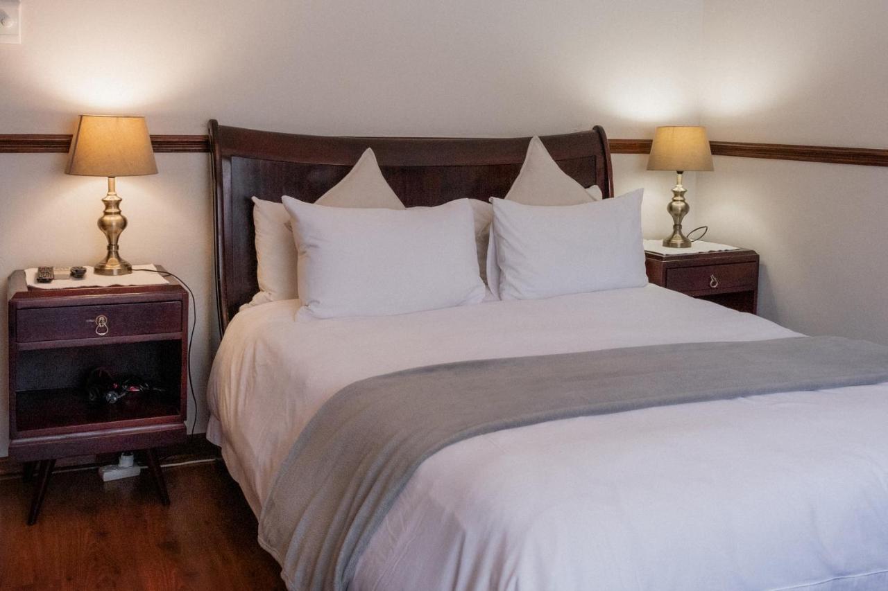 Apartment with Pool View