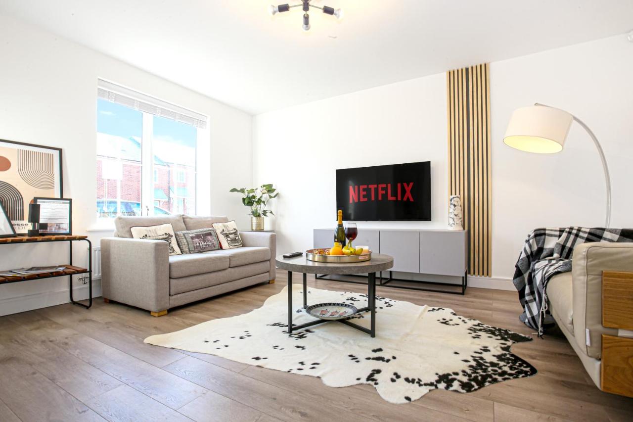 B&B Milton Keynes - Luxury Show Home in Prime Location - Sleeps up to 6 Guests - Free Parking, Fast Wifi, SmartTV with Netflix and Private Garden by Yoko Property - Bed and Breakfast Milton Keynes