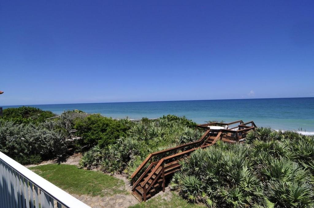 B&B Melbourne Beach - Pelican Perch-Four bedroom heated pool oceanfront home - Bed and Breakfast Melbourne Beach