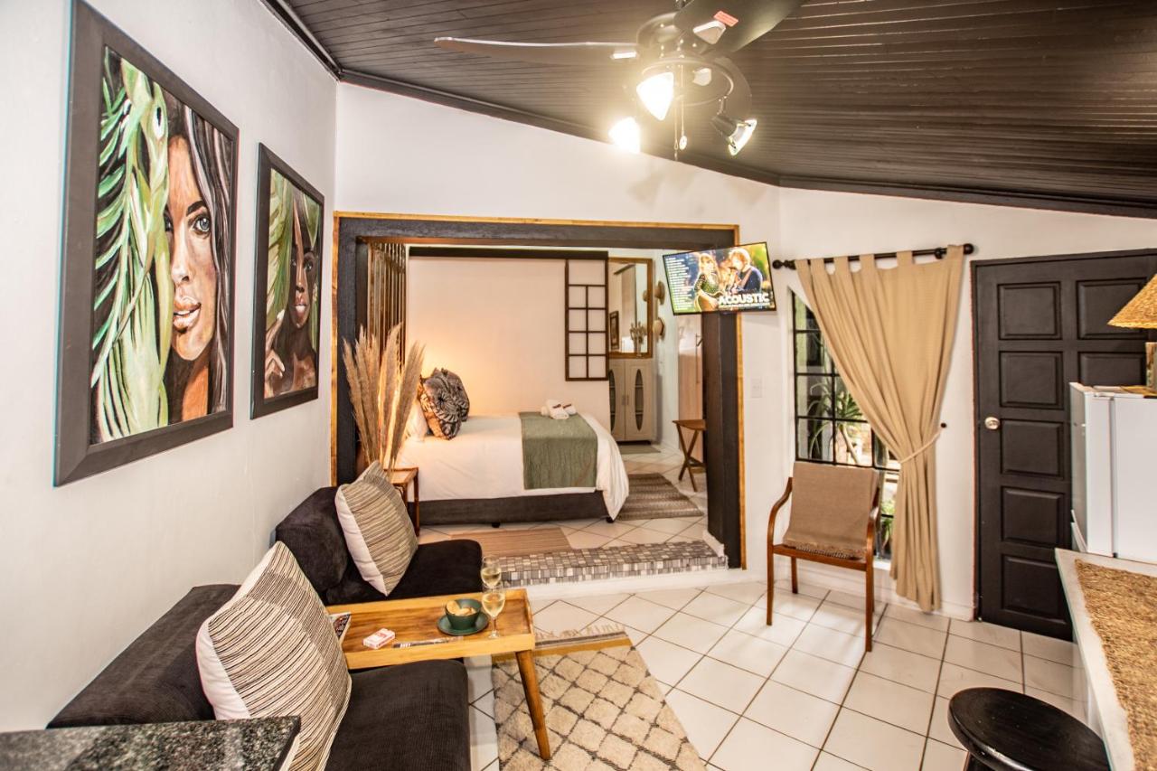 Deluxe Queen Studio 