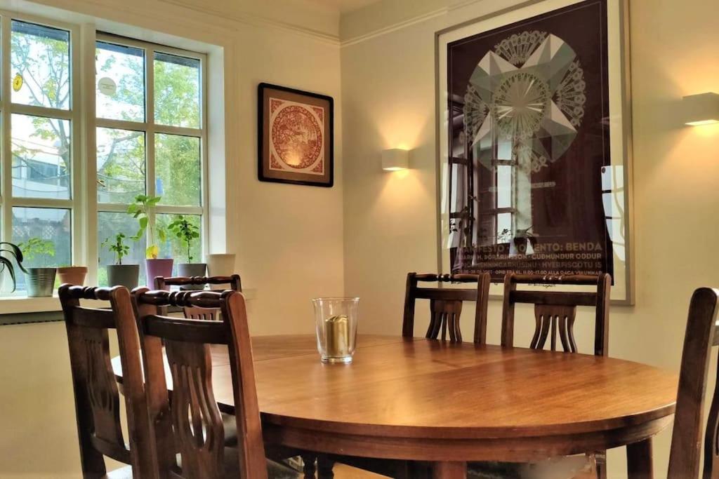 Icelandic Art Garden Villa w. parking in centre city - B&B