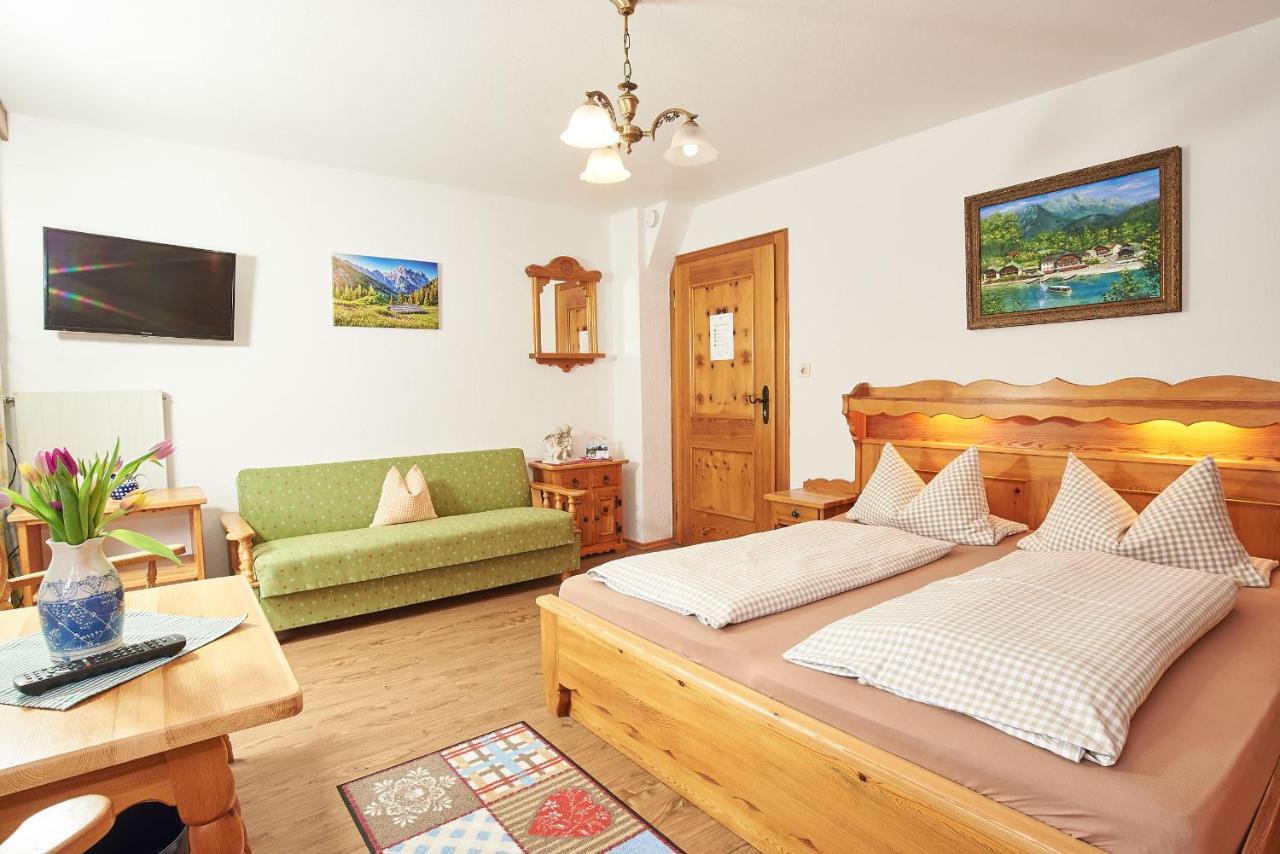 Doppel-/Zweibettzimmer mit Balkon